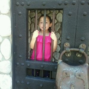 Meet your Posher, Mona